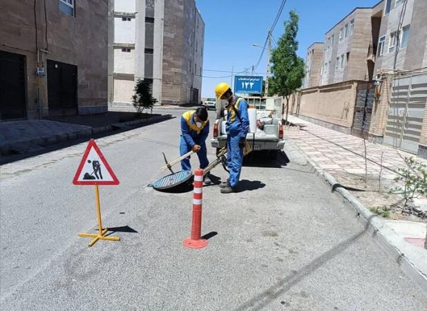 سم‌پاشی شبکه‌های فاضلاب شهری برای کنترل حشرات موذی