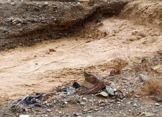 لحظه نجات موتورسوار گرفتار در سیل شدید روستای ده‌غیبی مشهد