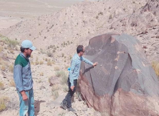 کشف ۲ سنگ‌نگاره باستانی در شهرستان خوسف