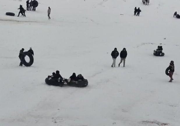 نشاط و شادابی خانوادگی با تیوپ سواری برفی در قوچان