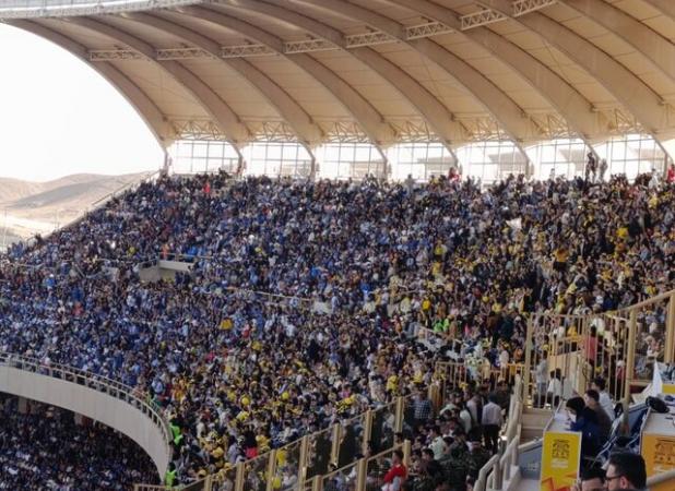 استقبال پرشور و کم‌نظیر بانوان از مسابقه فوتبال فجر و استقلال
