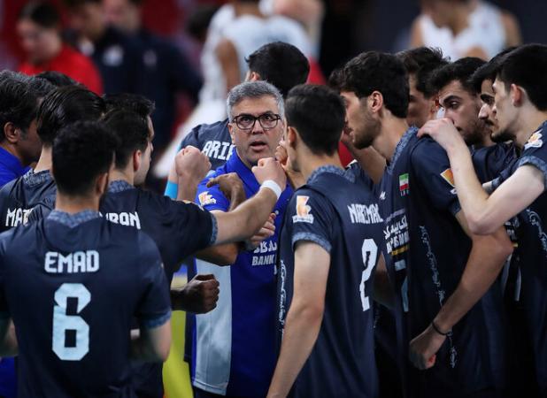 آینده نامشخص سرمربی تیم «قهرمان»/ مومنی‌مقدم در انتظار تصمیم فدراسیون