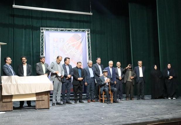 بزرگداشت پیشینه طنزنویسی و رونمایی از آثار نویسندگان محلی در استهبان برگزار شد 