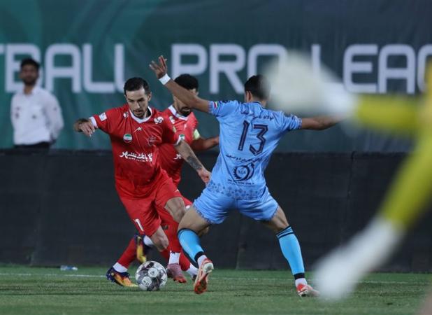 تساوی چادرملو و پرسپولیس در نیمه نخست