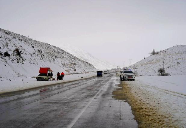 محدودیت و انسداد برخی محورهای همدان بر اثر کولاک و شرایط نامساعد جوی