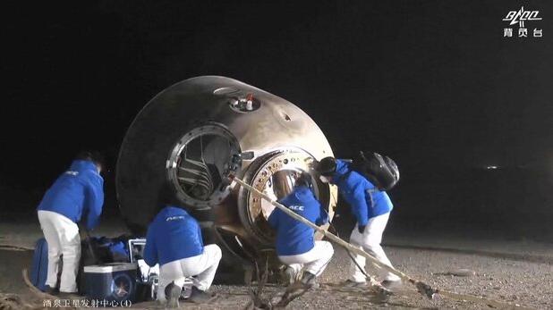  ۳ فضانورد چینی دیروز به زمین بازگشتند + فیلم