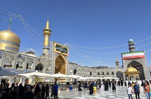نصب کتیبه ویژه ولادت امام کاظم(ع) در حرم حضرت رضا(ع)
