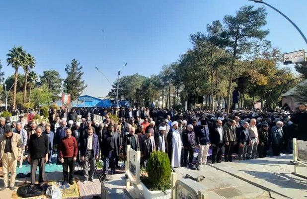 اقامه نماز باران در گلستان شهدای اصفهان