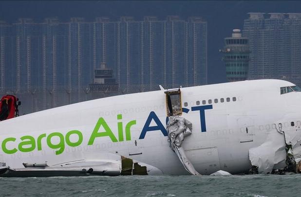 سانحه هوایی عجیب در هنگ‌کنگ؛ هواپیما از روی باند به دریا افتاد!