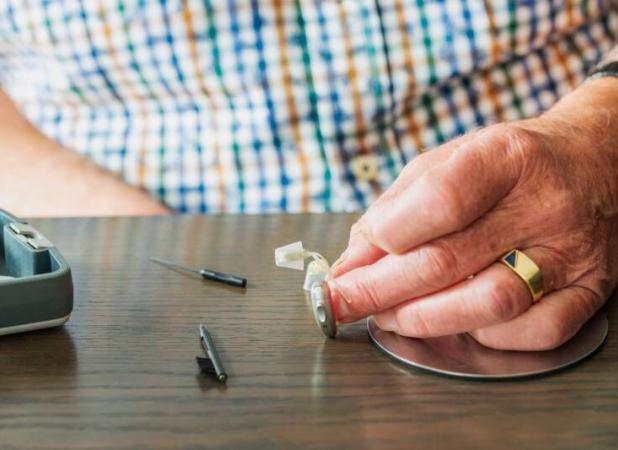 خدمات تخصصی و سریع تعمیر سمعک در شرق تهران