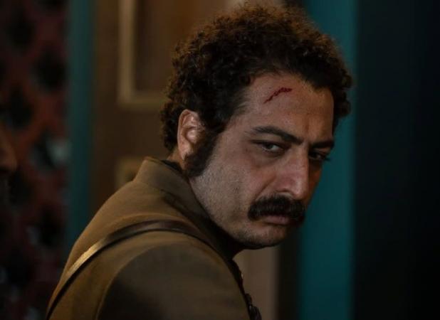 عکس هنری بازیگر شکارگاه در ترکیبی از نور و تاریکی