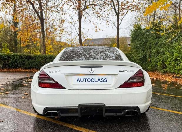 تصاویر هیولای ۱۲سیلندر مرسدس بنز در تعمیرگاه جلب توجه کرد