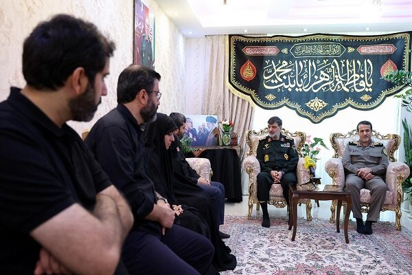 دیدار سردار رادان و سردار کارگر با خانواده شهید شادمانی