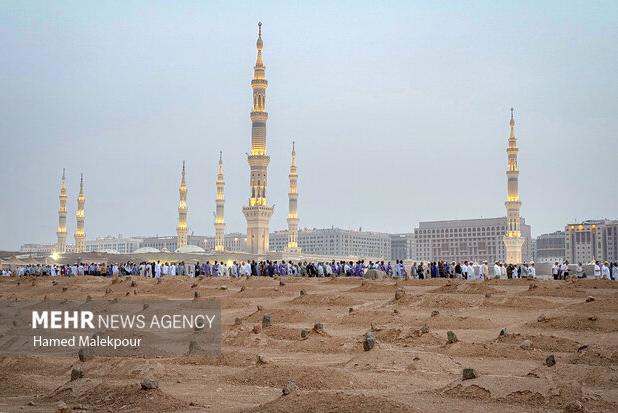 زیارت بی پیرایه و عاشقانه دانشجویان عمره گزار در بقیع