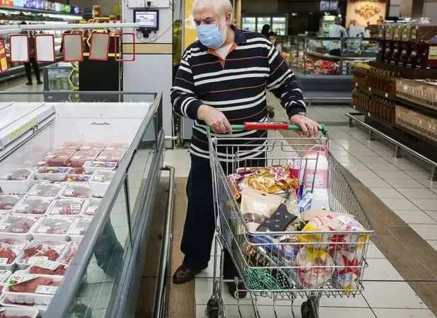 هدیه پُرهیاهوی دولت به مردم مثل برف آب می‌شود!