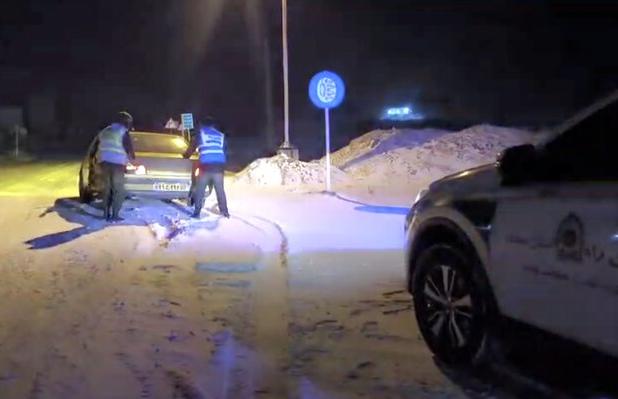 کمک‌های انسان‌دوستانه پلیس راه به رانندگان در محور شهمیرزاد-کیاسر