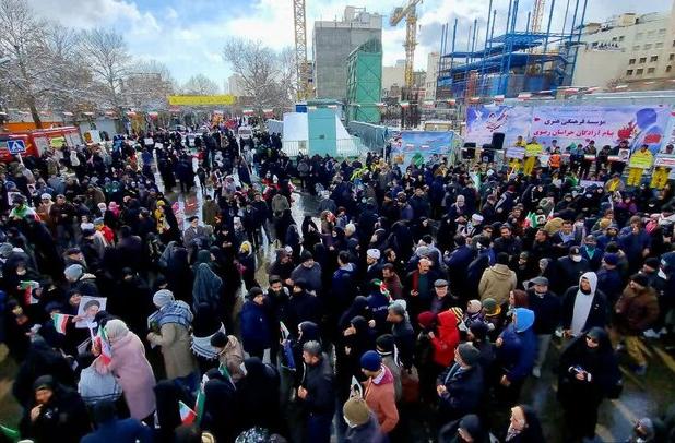 تصاویر ماندگار زائران و مجاوران امام رضا(ع) از جشن پیروزی انقلاب