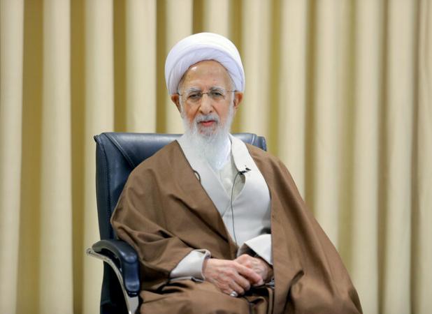 عالم با عمل می‌تواند جامعه را روشن کند