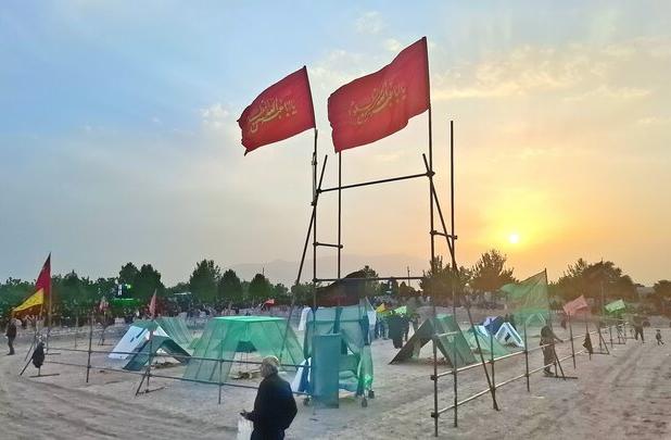 آیین نخل‌گردانی و خیمه‌سوزی عاشورا در روستای دستجرده برگزارشد