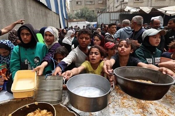 تیراندازی نظامیان صهیونیست به صفوف توزیع کمک‌های انسانی در غزه