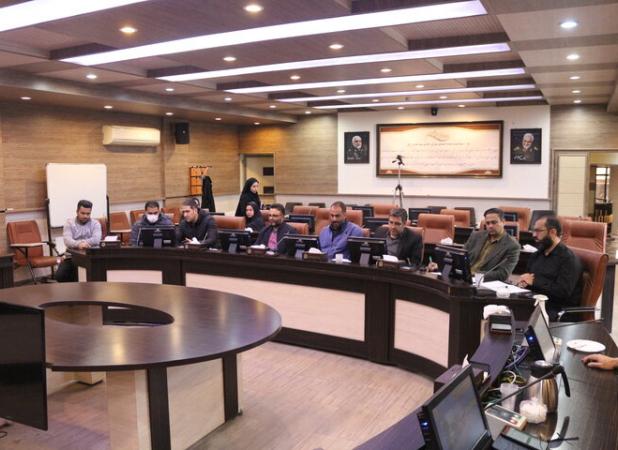 مجموعه خدمات شهری شهرداری آماده برفروبی معابر باشد