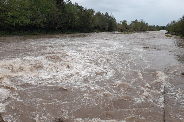 گیر افتادن نیسان های سوخت‌بر در جاده  کوهستانی هشتبندی هرمزگان