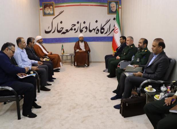 امام جمعه خارگ: دشمنان نوجوان ایرانی را هدف گرفته‌اند