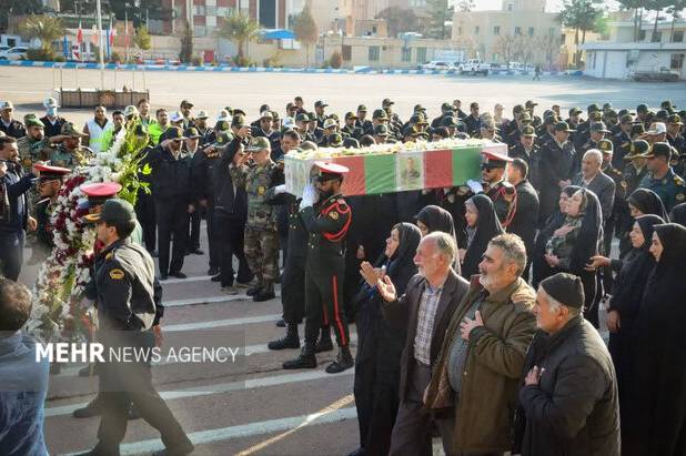 وداع جانگداز همرزمان پلیس کرمان با پیکر مطهر سرباز شهید عالی پور