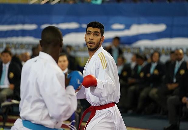 ماجرای عجیب دستکش صالح اباذری که به جایگاه تماشاگران شد!