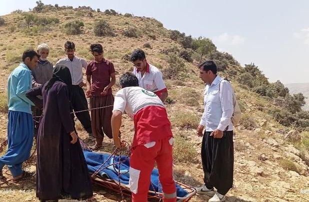 امدادرسانی نیروهای هلال احمر به مادر باردار در روستای آبزیر