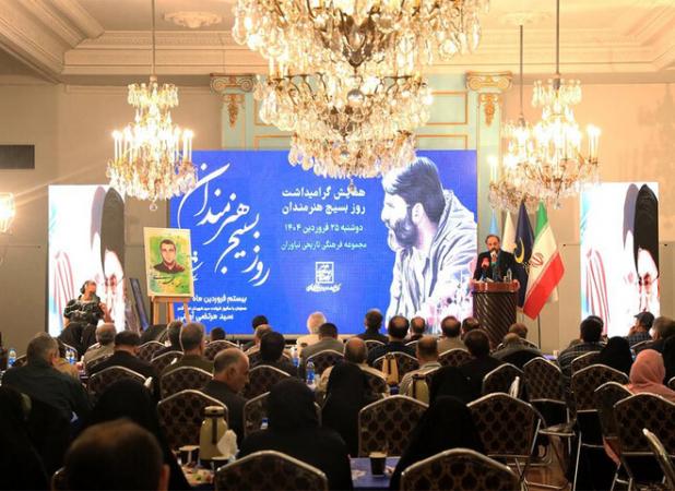 تجلیل از مسئول بسیج هنرمندان نهاوند در دوره توانمندسازی بسیج کشور