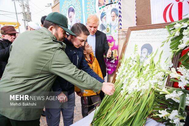 بیت امام خمینی (ره) در شهر قم گلباران شد