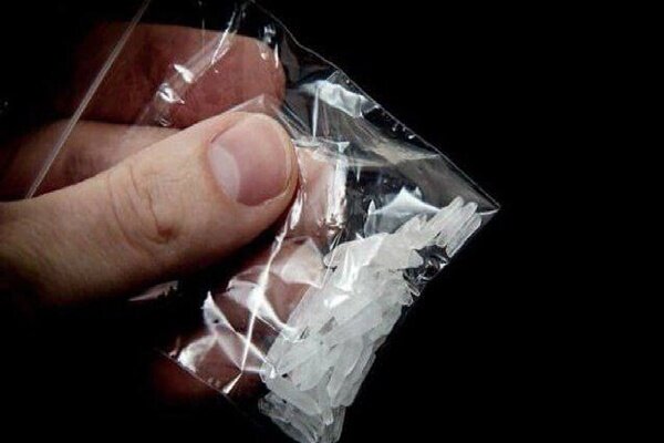 دستگیری عوامل توزیع مواد مخدر در سمنان؛ ۶۳۰ گرم شیشه کشف شد
