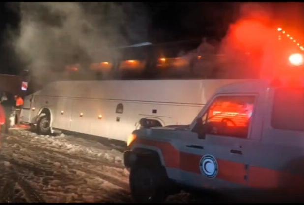 امدادرسانی به ۲۳ خودروی گرفتار در برف در محورهای مواصلاتی تکاب