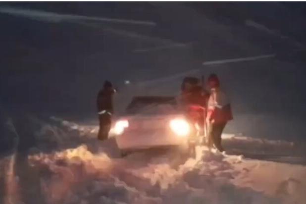 مسدود شدن گردنه قلاجه در پی بارش برف