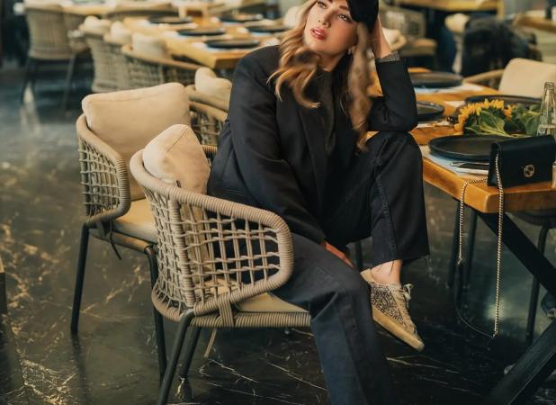 استایل پاییزی متین ستوده با کلاه کپ و کت‌شلوار