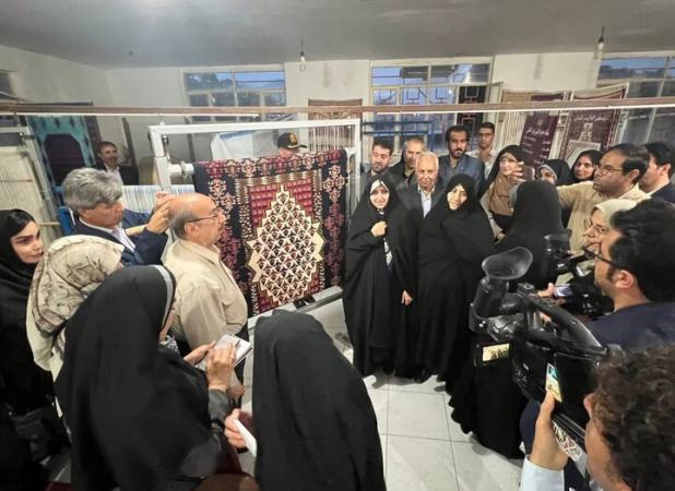 بازدید معاون رئیس‌جمهور از کارگاه‌های گلیم‌بافی در شهرستان هرسین