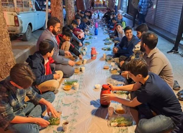 افطاری ساده خیابانی به همت دانش آموزان گرگانی