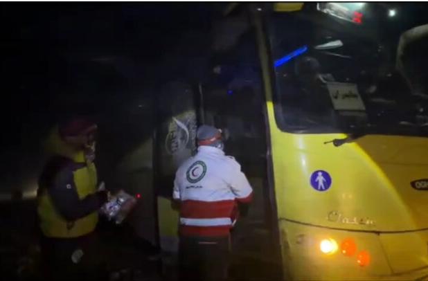 توزیع بسته‌های اضطراری میان مسافران گرفتار در برف و کولاک محور چالدران