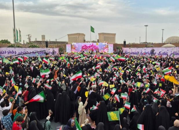 قرائت دسته جمعی سوره کؤثر توسط داوران برنامه محفل در جمع دختران قمی