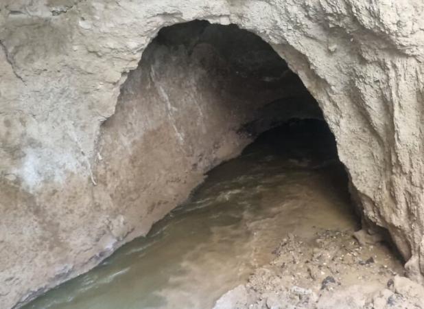 ریزش آسفالت خیابان شهید قدوسی آپادانا به دلیل فرسودگی خط لوله فاضلاب