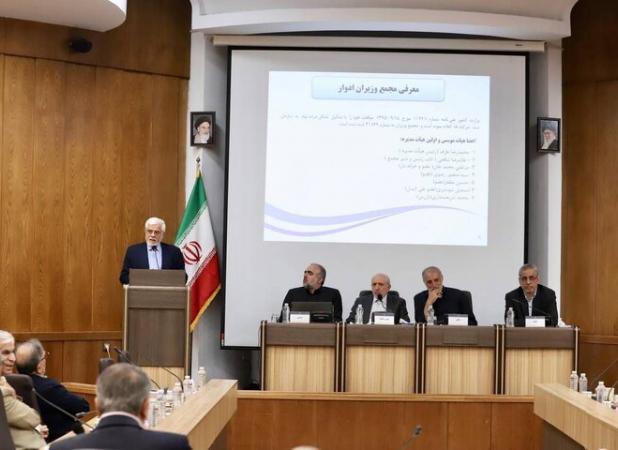 عارف: کنار هم قرار گرفتن دو جریان سیاسی باعث هم‌افزایی در نظام می‌شود