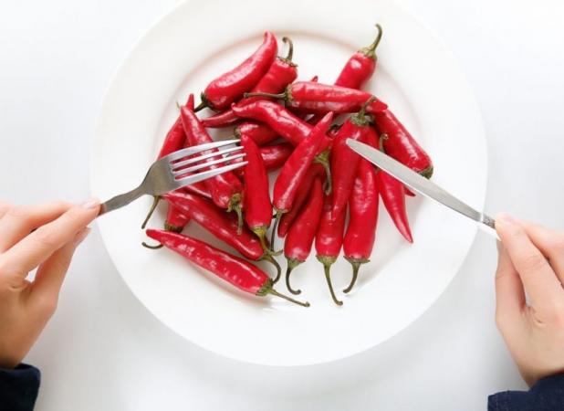 غذاهای تند به سوزش سر دل، معده درد یا اسهال منجر می شود