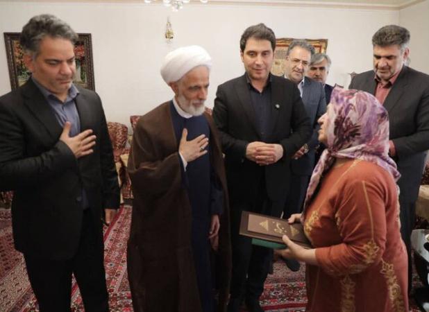 همسران شهدا در اجر شهادت همسنگ شهیدان هستند