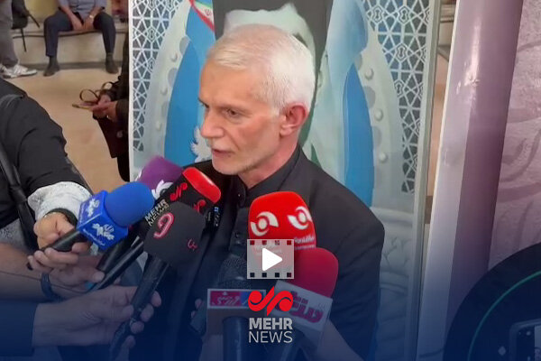 شیرزنان و شیرمردان ایران با قدرت پشت رهبر انقلاب ایستاده‌اند