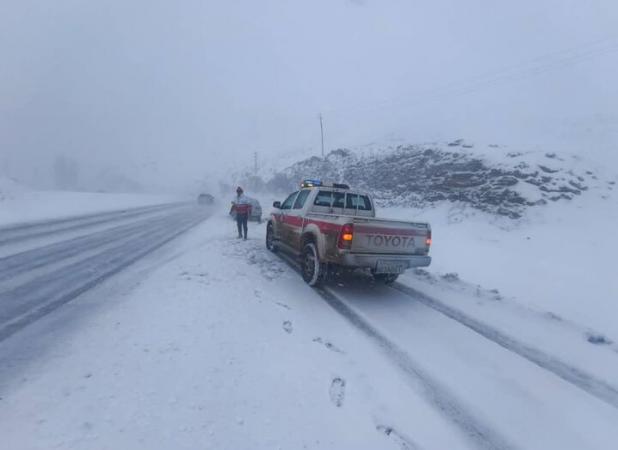 امدادرسانی هلال‌احمر کردستان به ۱۰۰حادثه دیده برف و یخبندان در جاده‌ها