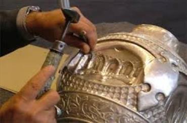 قلمی که بر جان فلز می‌نشیند؛ روایتی از هنر کهن قلم‌زنی در اصفهان