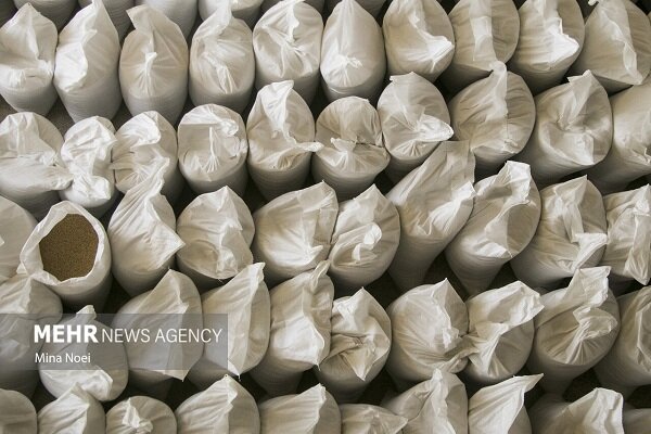 نهاده‌های دامی ۱۵۰ میلیاردی قاچاق در فلاورجان کشف شد