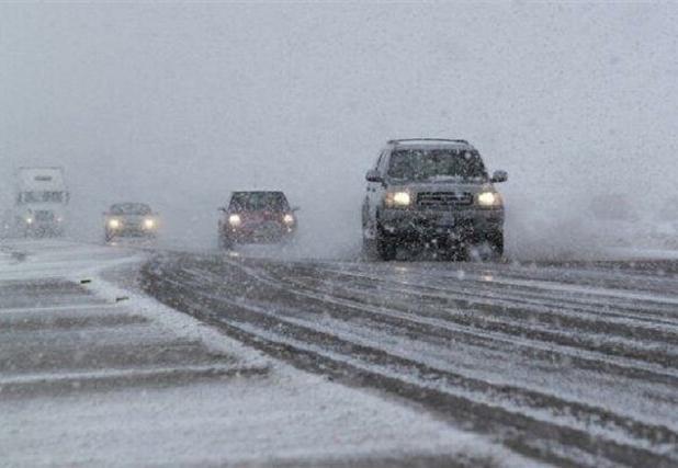 بارش برف در محورهای آذربایجان غربی؛ زنجیرچرخ همراه داشته باشید