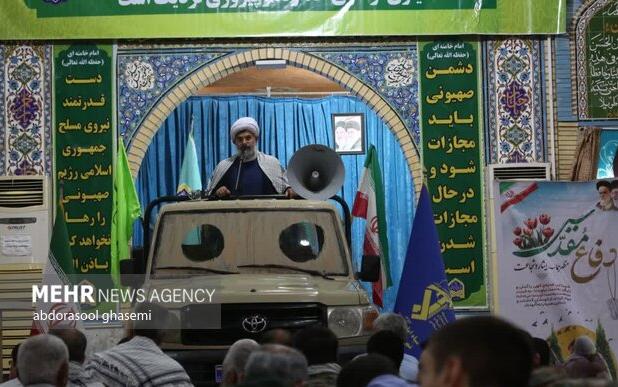ایراد خطبه‌های نماز جمعه خورموج روی لندکروز جنگی